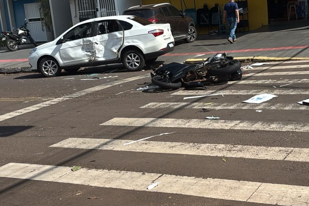 Motociclista é reanimado após batida violenta entre carro e moto em Campo Grande