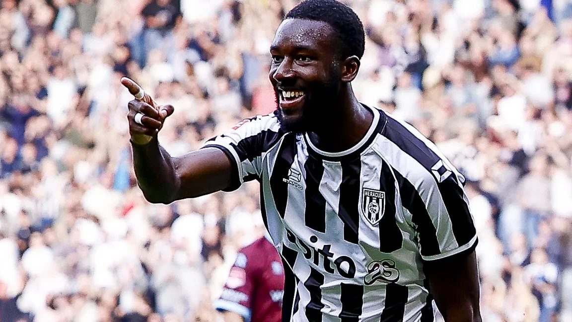 Heracles verstevigt koppositie met zege op Vitesse, N'Djoli scoort weer