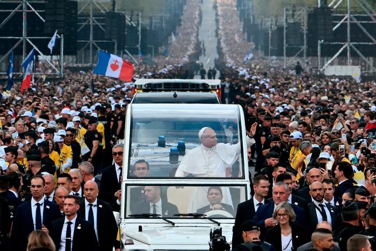 Pave Leo holdt messe for hundredtusinder i Paris