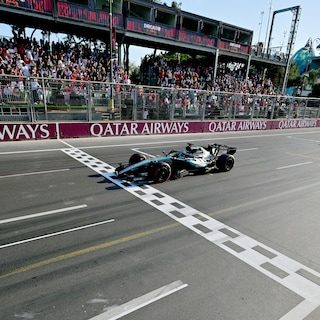Russell blijft Verstappen in Bakoe net voor en mag weer beetje hopen op de titel
