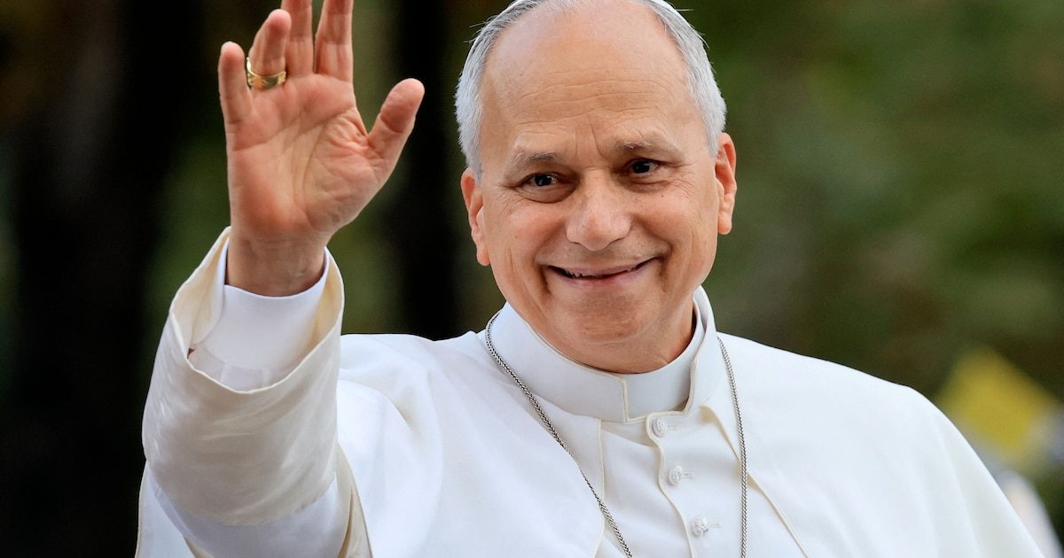 "Bienvenue Pape Léon" : le souverain pontife est arrivé à Lourdes pour la deuxième étape de sa visite en France