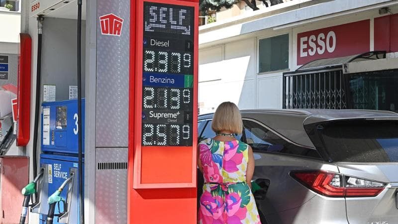 Nuovo picco della benzina in attesa dello sconto Eni. Gli altri petrolieri in allarme