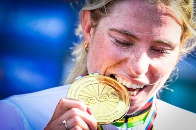 “Dit was mijn droom”: topfavoriet Demi Vollering sprint in Montréal naar eerste wereldtitel na geweldige finale