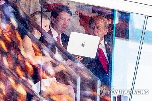 트럼프, 법원 제동에도 CNN 또 배제…에어포스원 탑승 막아