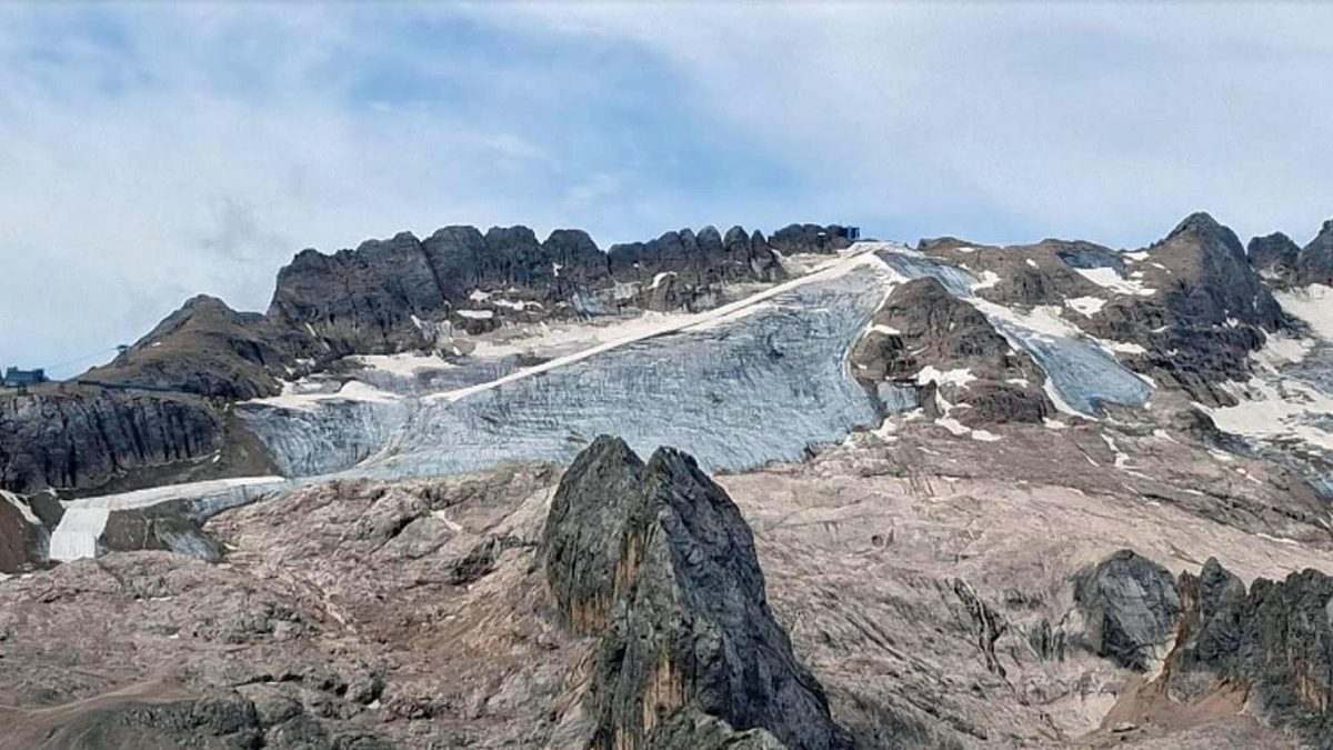 Nell’estate più calda, declino record dei ghiacciai: “Fra dieci anni non ci sarà più la Marmolada”