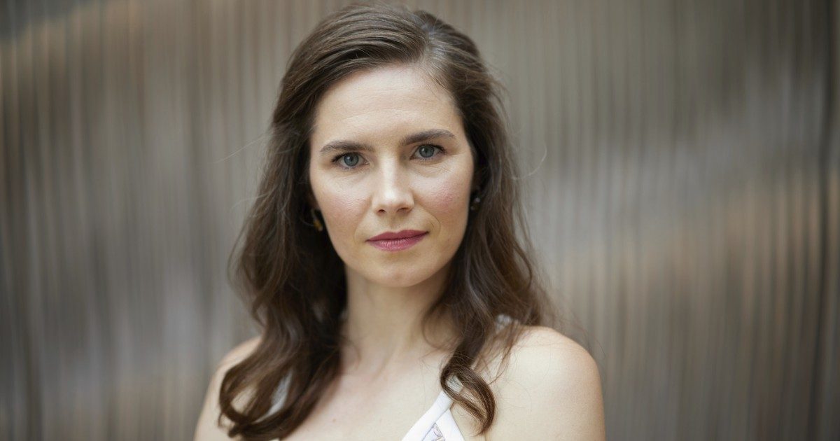 “È una storia di misoginia. Io e Raffaele Sollecito ci vogliamo bene”: Amanda Knox torna a parlare del delitto di Perug…