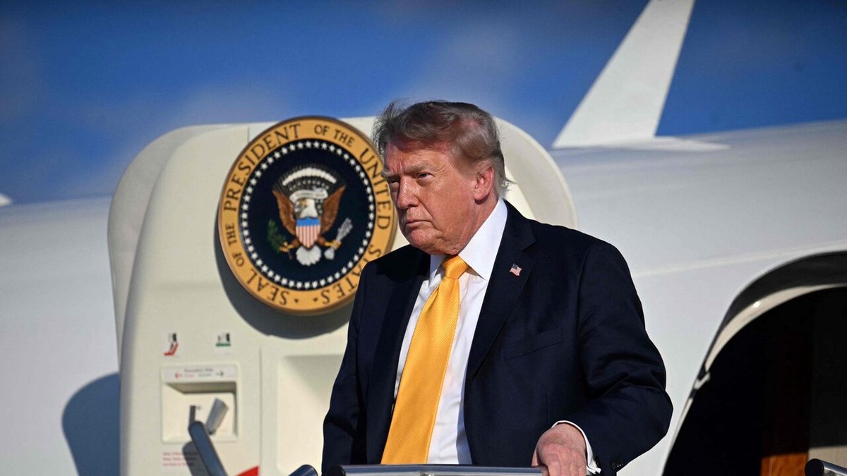'Trump cambia look e diventa castano', le foto spopolano sui social