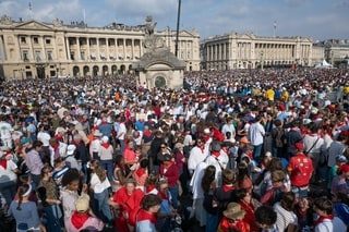 RÉCIT. Visite du pape en France : foule immense à Paris, messe à Lourdes… Une deuxième journée mémorable pour Léon XIV