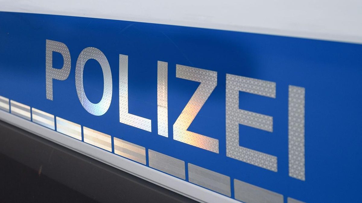 Unfälle: Auto prallt gegen Baum und fängt Feuer - ein Toter