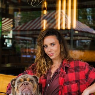 Het Amsterdam van presentator Gwen van Poorten (36): ‘Ik woon om de hoek van de plek waar mijn opa en oma elkaar voor h…