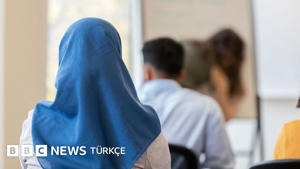 Avusturya'da 14 yaş altına okullarda başörtüsü yasağı yürürlüğe girdi