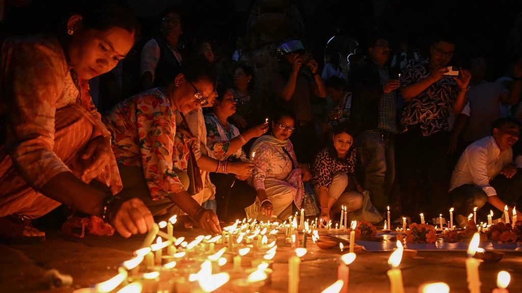 Dag van nationale rouw in Nepal, groeiende kritiek op tempo reddingswerk