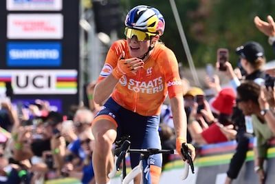 Oppermachtige Demi Vollering vecht zich naar wereldtitel in zinderend gevecht met Kasia Niewiadoma