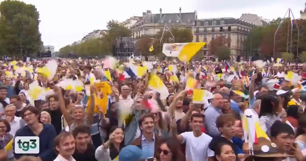 Parigi, un fiume umano per Papa Leone
