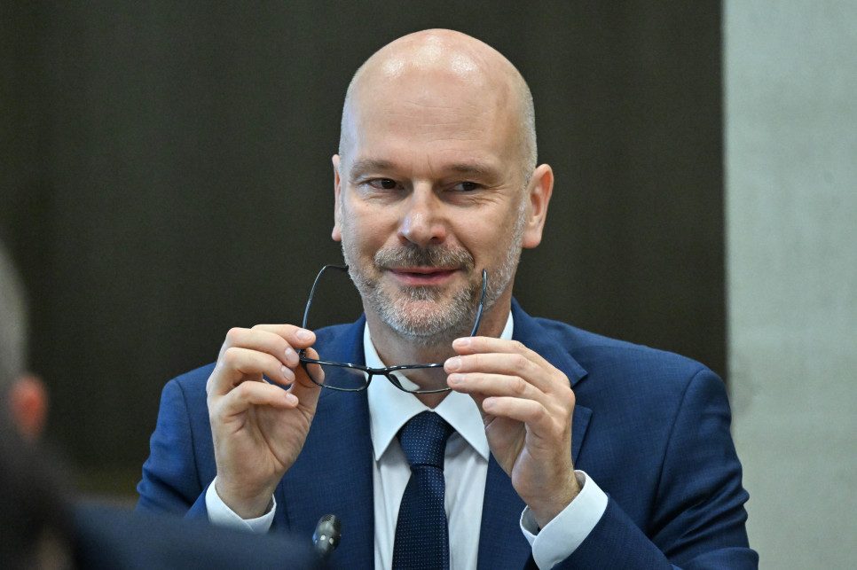 Maciej Berek odpowiada na zarzuty opozycji. Pokazał zaświadczenie