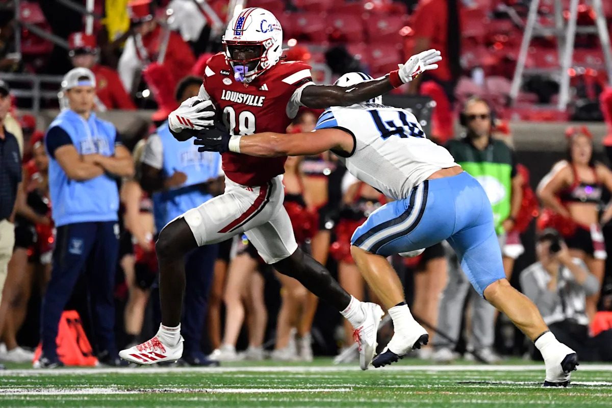 Kienholz leads as No. 24 Louisville routs Villanova 59-13 for first victory