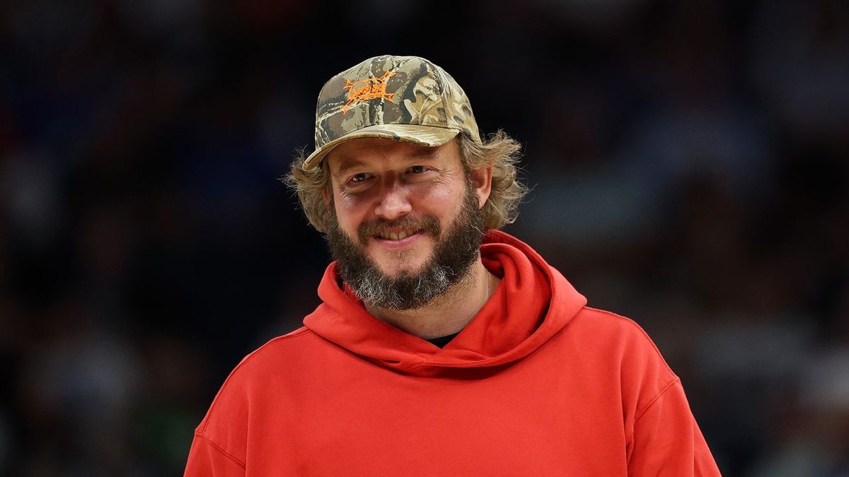 Bon Iver Made a Jingle for a Local Bar’s Meatloaf Dippers