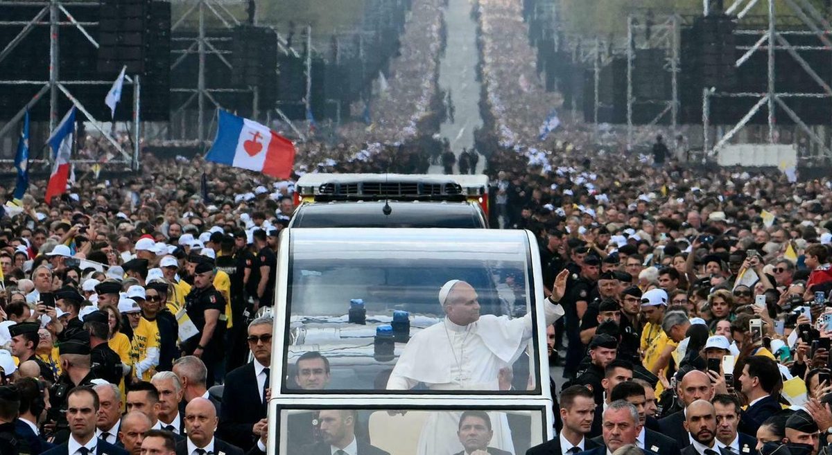 Papa Leone conquista Parigi, oltre 800mila in piazza. Appello ai fedeli: «Non nascondete la fede»