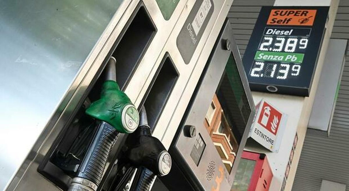 Benzina, il governo sprona i petrolieri: «Seguano l?esempio di Eni»