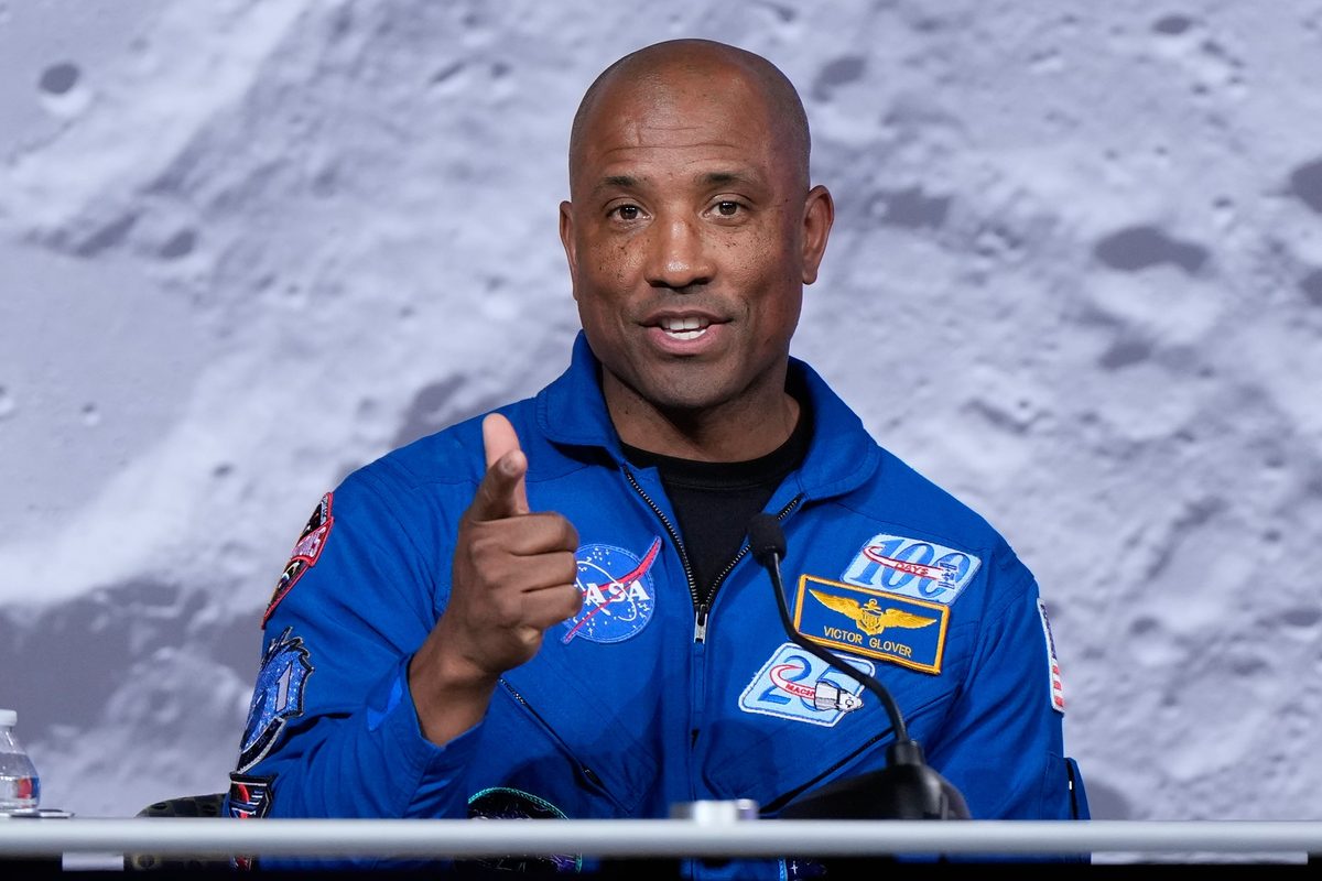 Victor Glover, piloto de Artemis 2: “Llevaremos humanos a Marte y, para ello, ganaremos a China la carrera al polo sur…