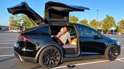 Ontslagen door Tesla, huis verkocht en nu al twee jaar thuis in zijn auto: dit bespaart Nico per maand