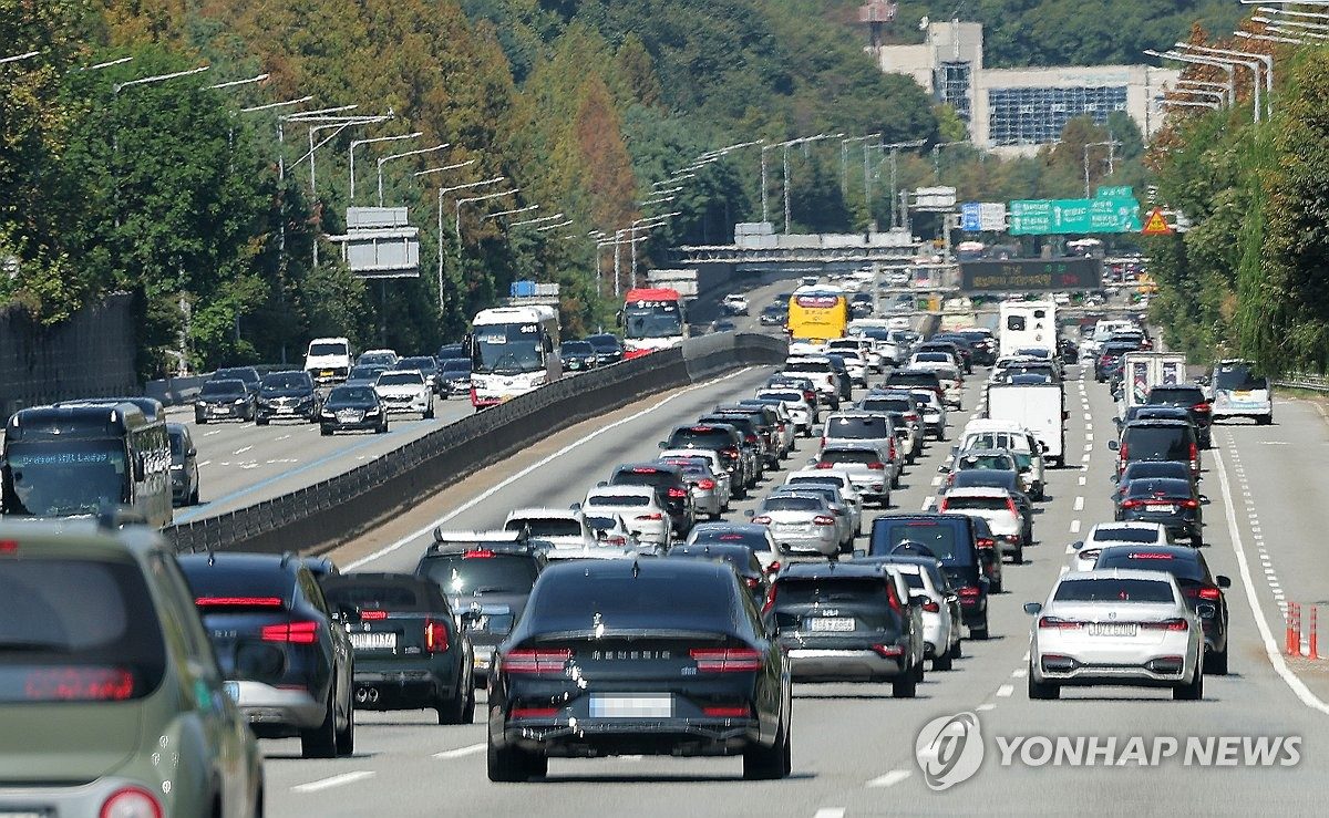 추석 연휴 마지막날 귀경길 정체 본격화…부산→서울 6시간