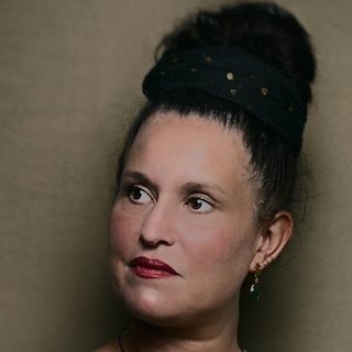 Onderzoeksjournalist Zoë Papaikonomou (44) strijdt tegen uitsluitende taal: Van ‘blinde vlek’ hebben we ‘hardnekkige vl…