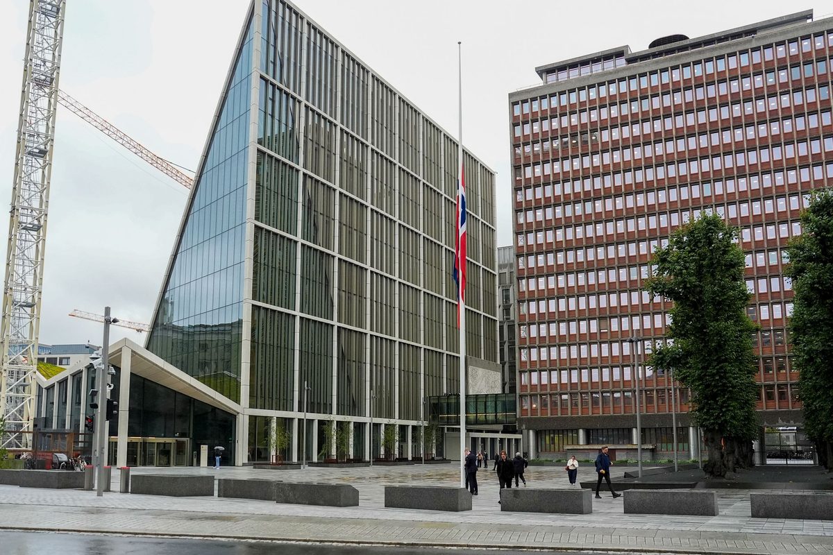Regjeringen: Det skal flagges på halv stang over hele landet