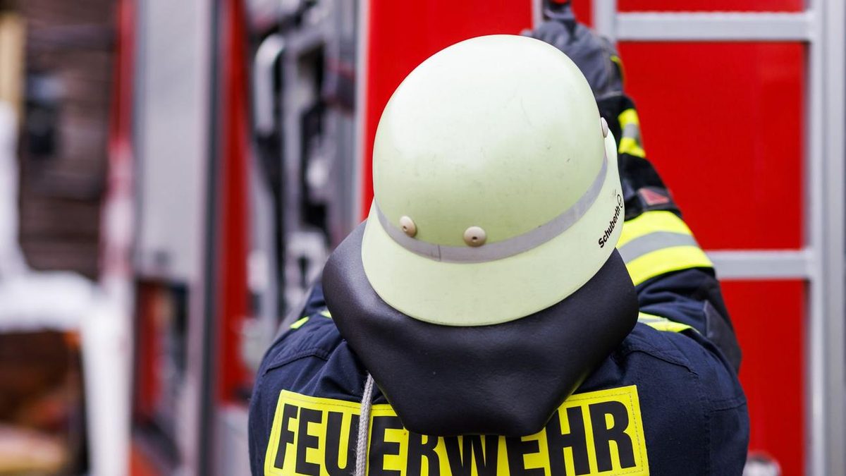 Brand: Einfamilienhaus brennt – Bewohner über Dach gerettet