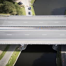 Zand en grind weggespoeld bij brug A28, weg voor onbepaalde tijd dicht