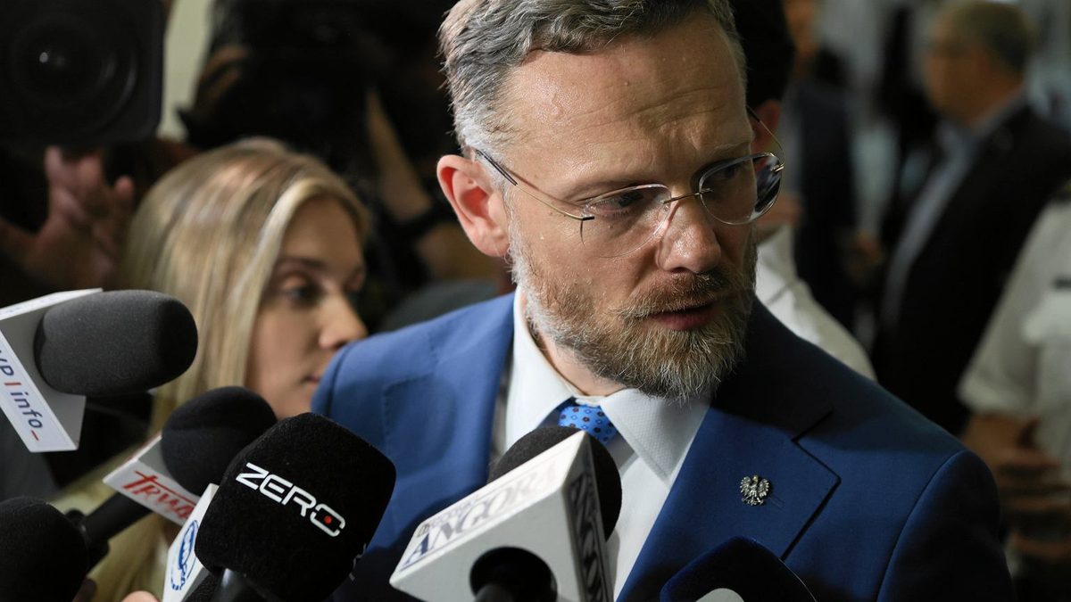 Bogucki dał Hołowni prezent urodzinowy. "Staram się być życzliwym"