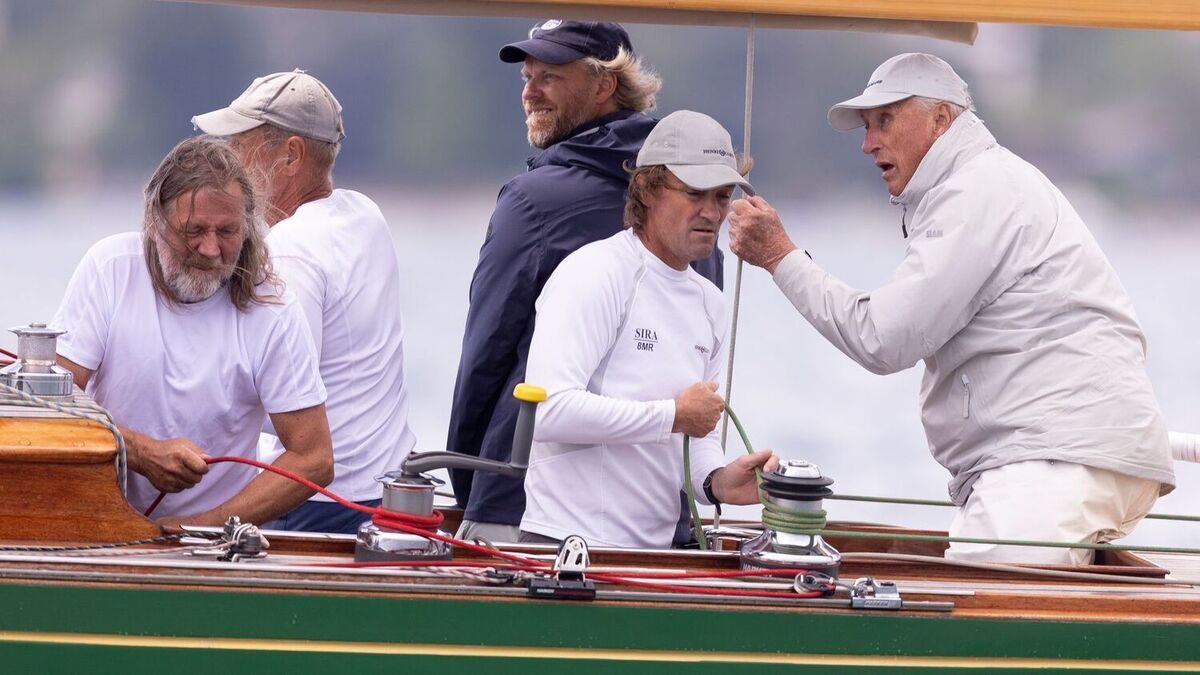 Flere av kong Haralds seilervenner invitert til gravferden