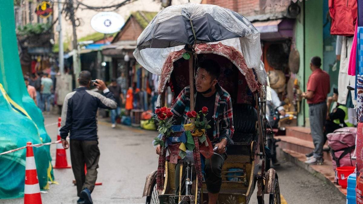 Ber turistar komme til Nepal etter flaumkatastrofen