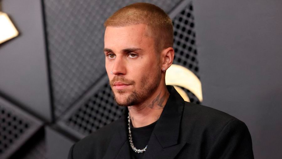 Overrasker: Biebers far er med