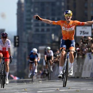 Nederlandse wielrenster Demi Vollering sprint naar eerste wereldtitel: ‘Ik moest er tot in mijn kleine teen aan toe in…