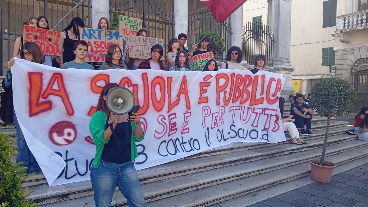 Numeri e coperture finanziarie, si lavora al decreto scuola. Proteste in tutta Italia