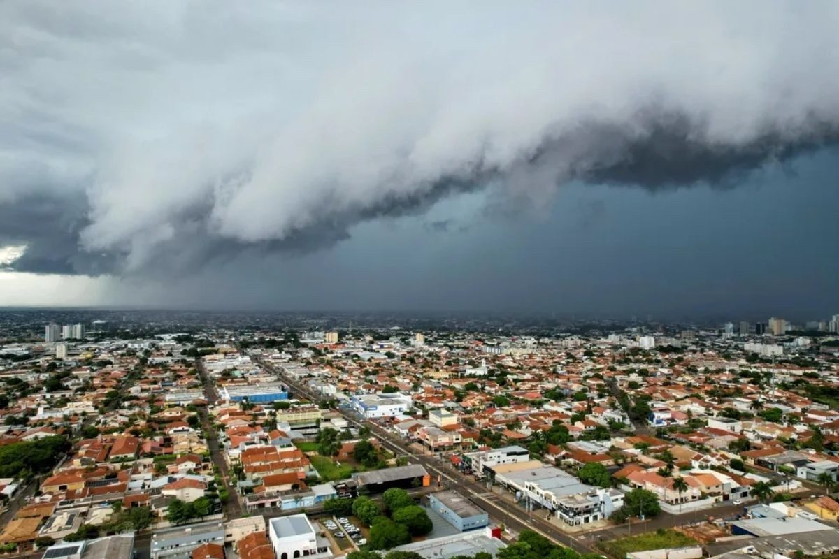 Campo Grande entra em alerta para tempestades com chuva forte e ventos intensos