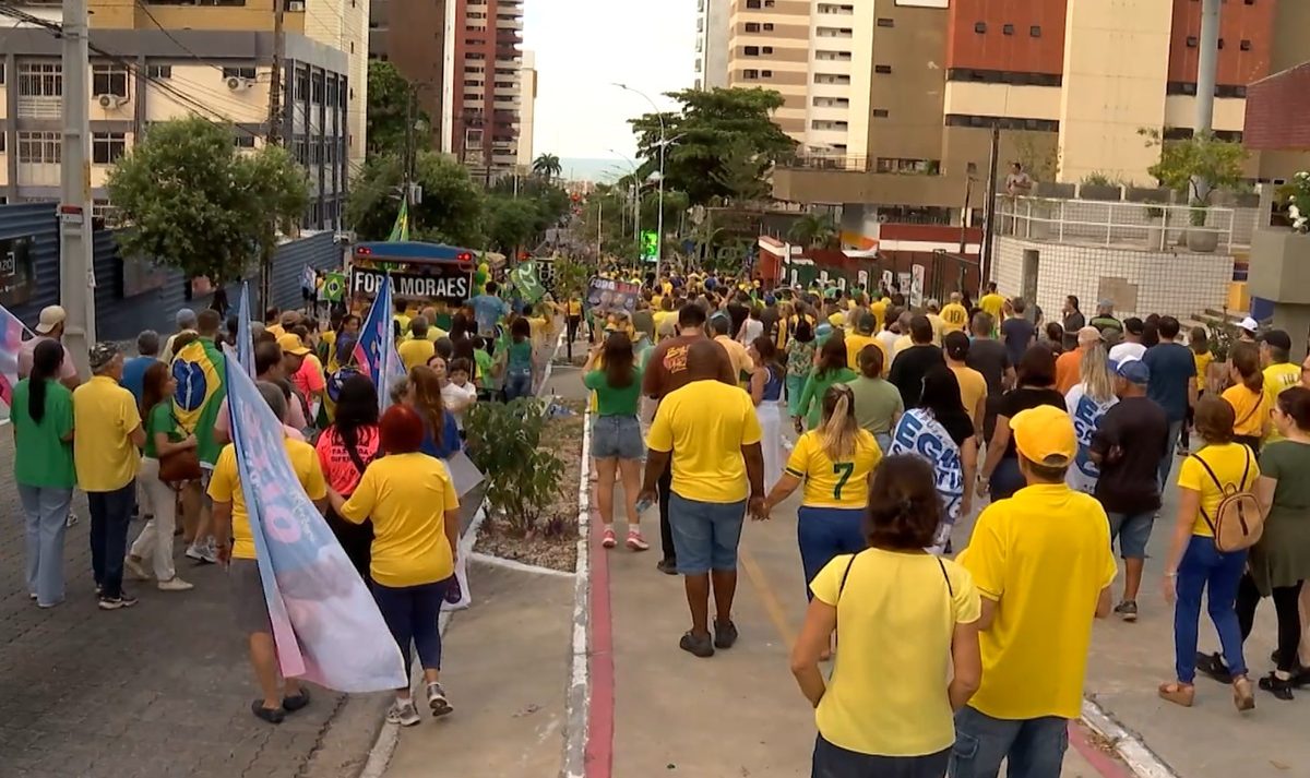Manifestantes protestam contra ministro Alexandre de Moraes, em Fortaleza
