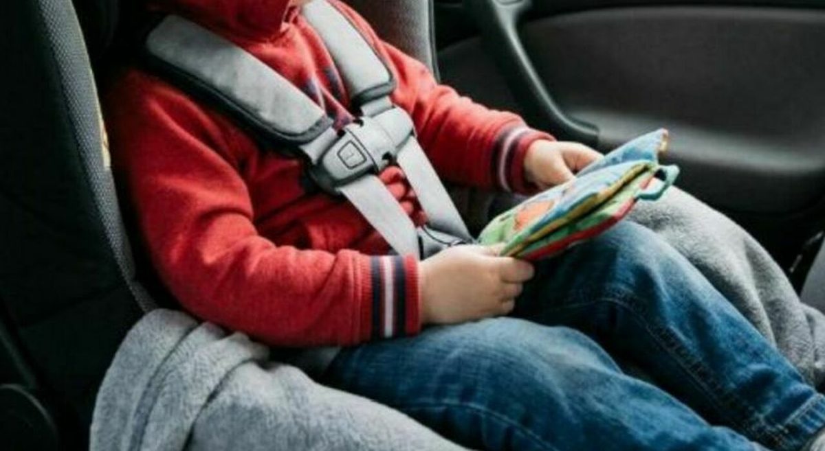 «Sono chiusa in auto da un'ora con i finestrini bloccati, papà è andato al mercato»: bambina di 7 anni chiama la madre…