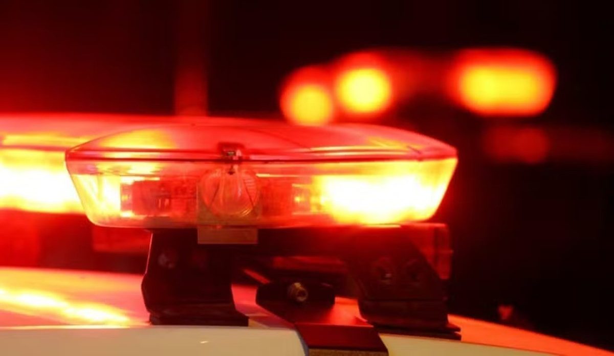 Homem é preso após ameaçar companheira, fugir da PM e bater carro em barranco em MG
