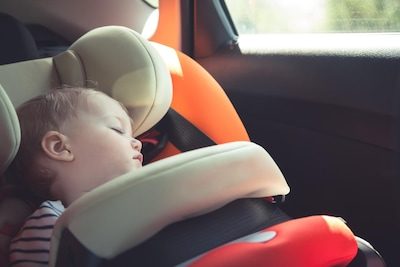 Hoe drama’s met ‘vergeten’ baby’s in snikhete auto kunnen gebeuren: “Ons brein doet ons geloven dat we wél naar de crèc…