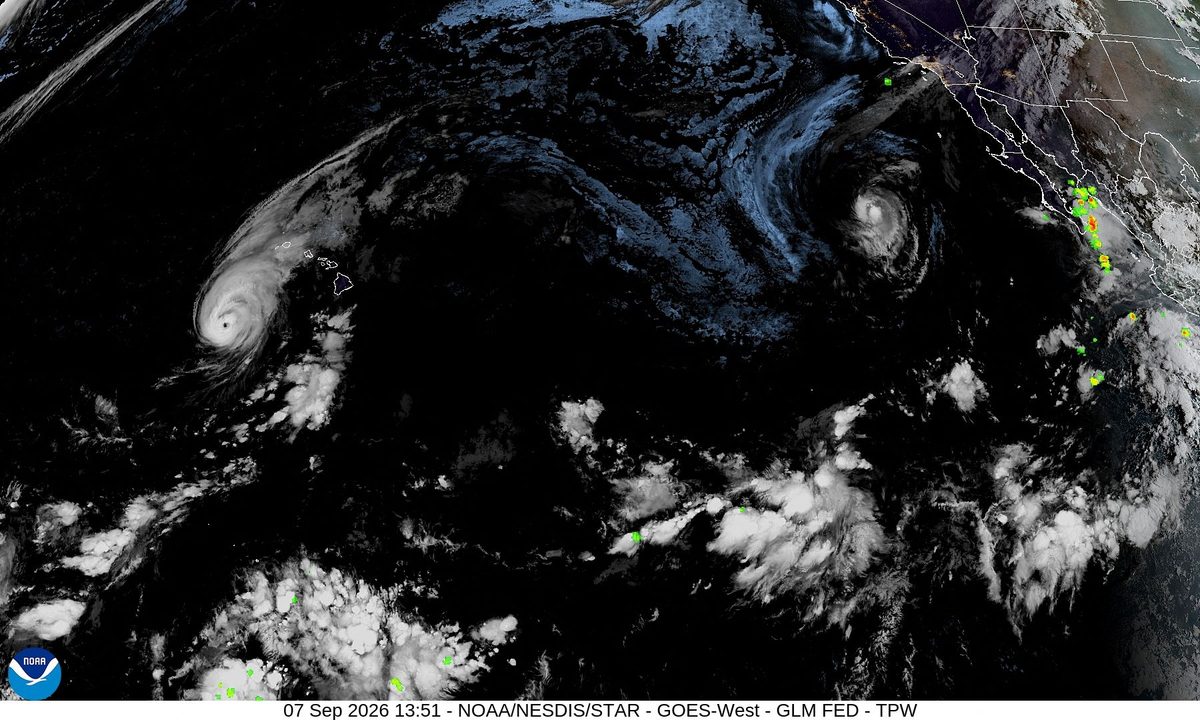 Hawaii braces for Hurricane Lowell