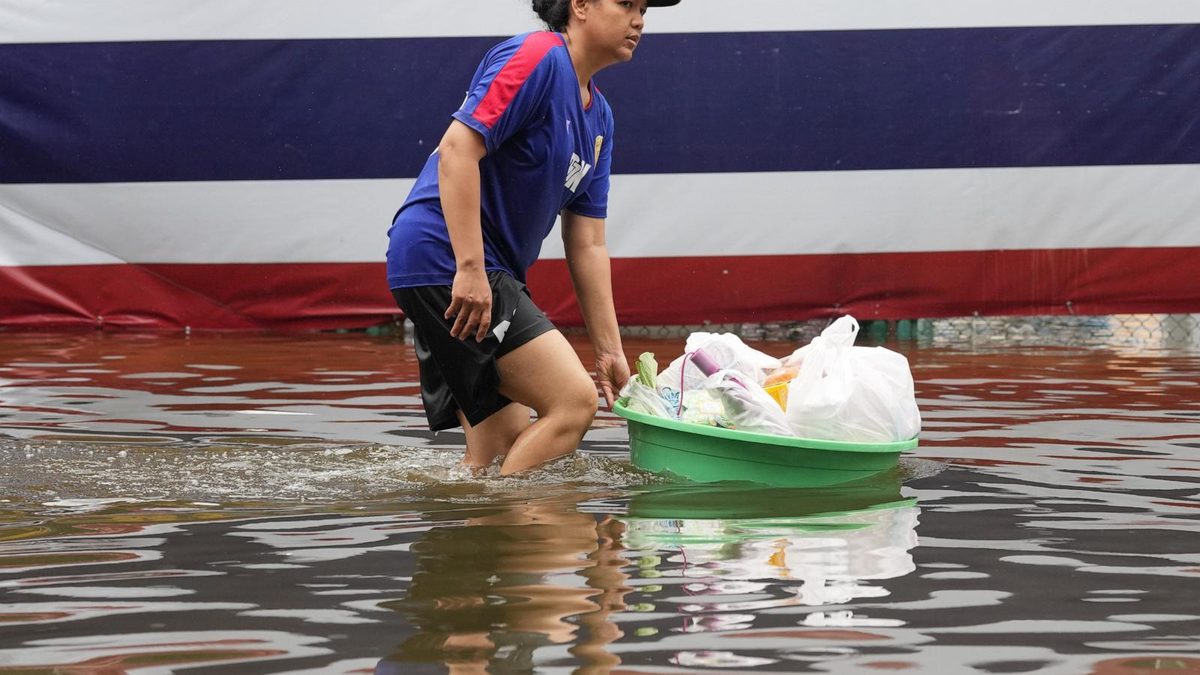 Rain eases in Bangkok but persistent flooding forces thousands to leave home