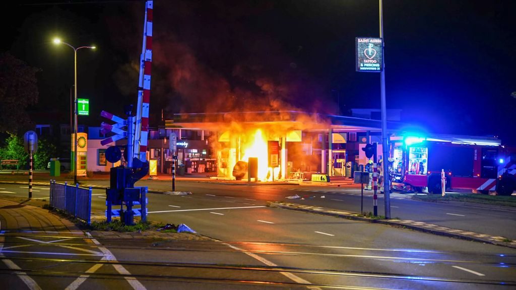 Auto rijdt tegen tankstation in Hoorn en vliegt in brand, inzittenden gewond