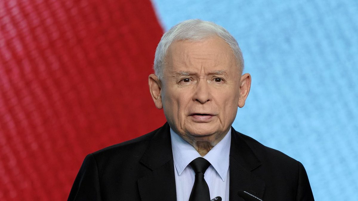 Macierewicz "grał w paintballa" na miesięcznicy smoleńskiej. Kaczyński: Moralnie bardzo dobre