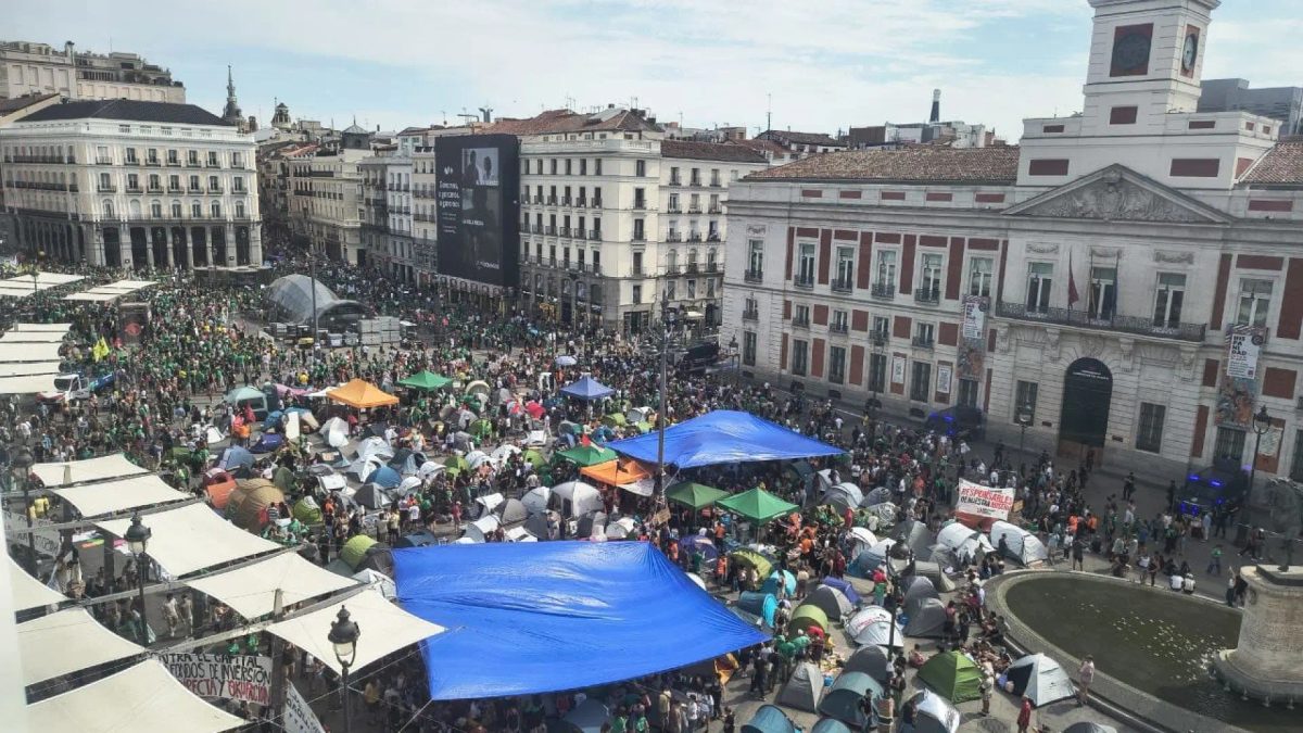 Más de un centenar de tiendas en Sol: "Seguiremos, queremos el 'decreto Maricarmen, si no sale hay que romper el Gobier…