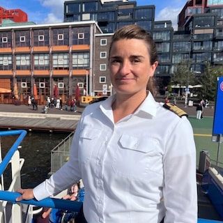 Pontschipper Ellen (37) zag dodelijke schietpartij op NDSM-kade gebeuren en maakte rechtsomkeert: ‘Ik heb bukkend gestu…