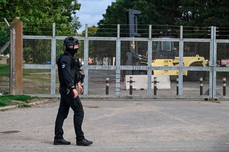 Britisk politi anholder fem personer nær militærbase brugt af USA