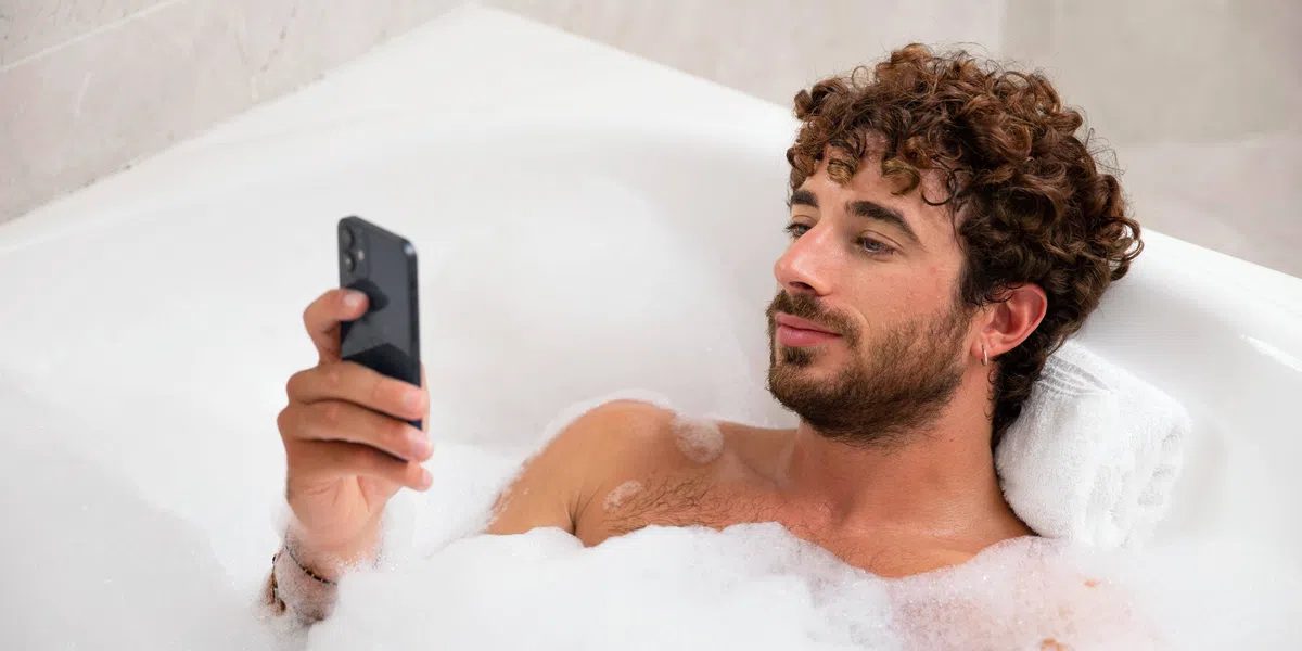 Apple, Google en Samsung waarschuwen: neem je smartphone niet mee de badkamer in