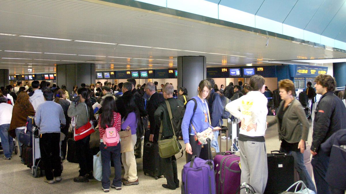'In Europa migliora puntualità aerei ma 3 su 10 in ritardo, rischio rincari'